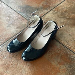 Black pumps patent leather